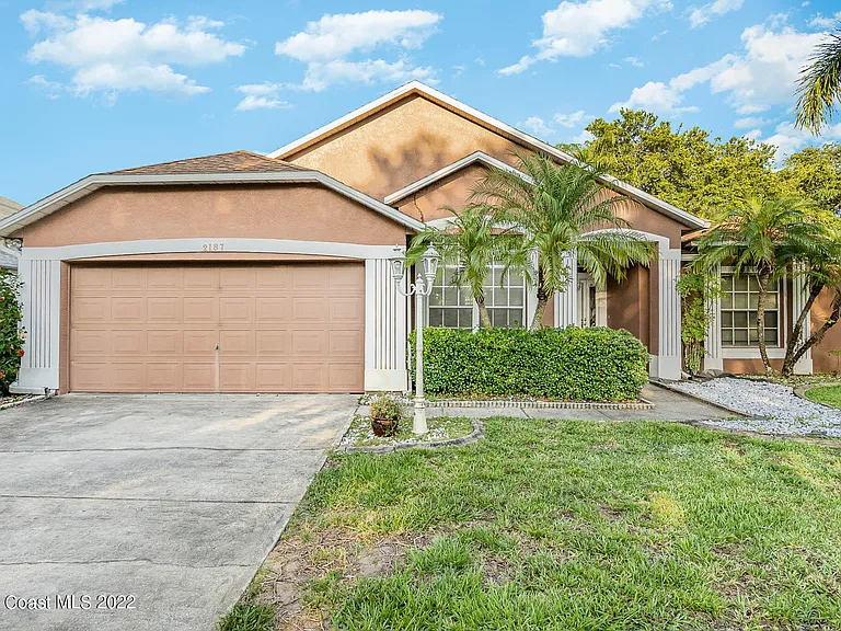 2187 Hedgerow Dr — Photo 3