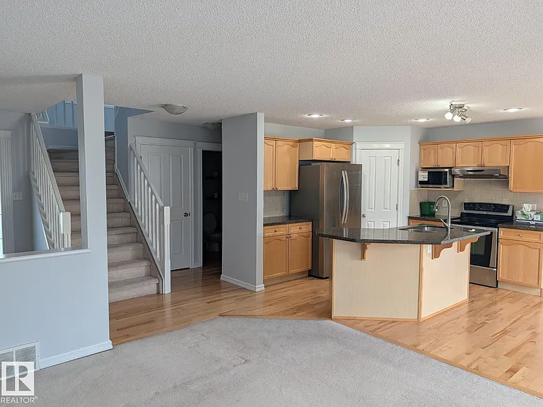 4609 163a Ave NW — Photo 4