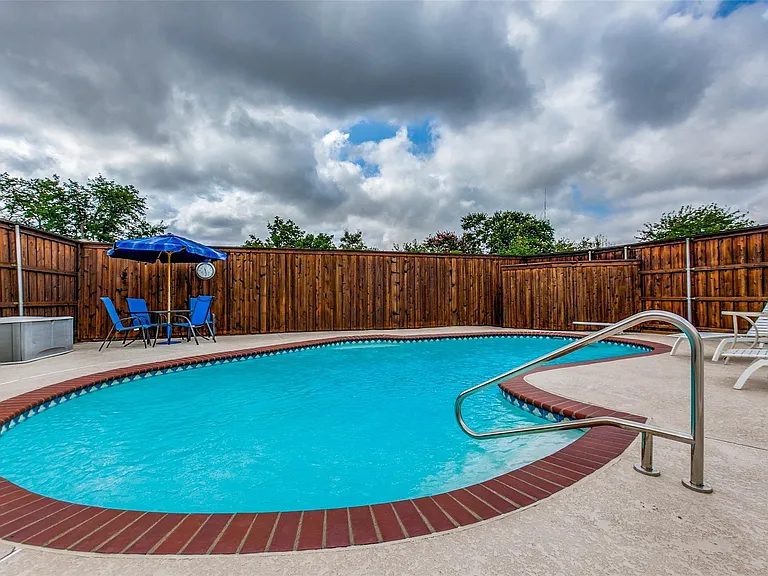 1902 Heather Way — Photo 4