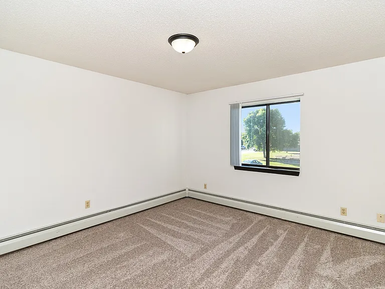 Hutchinson, MN Deer Park Apartments | 21D | Bedroom