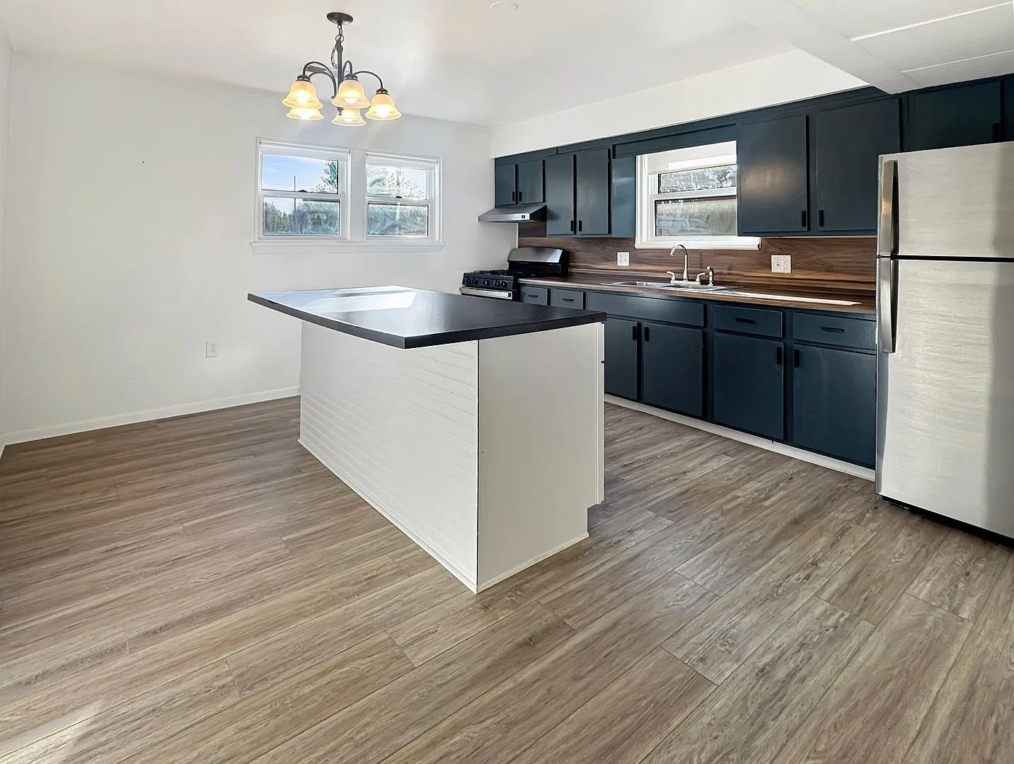 2 bed, 1.0 bath, 1020 sqft, $1,650 — Photo 2