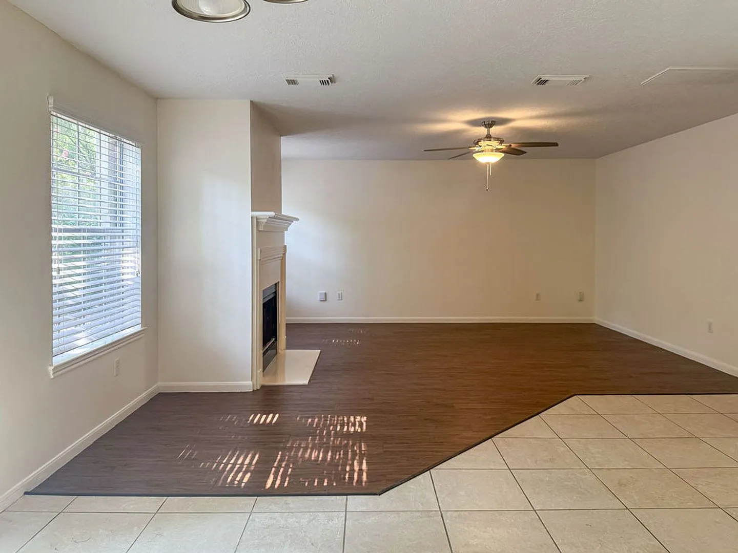 Move In Special 1/2 Off 1st Month's Rent Beautiful 2 Story On Corner In Elkins Lake — Photo 4