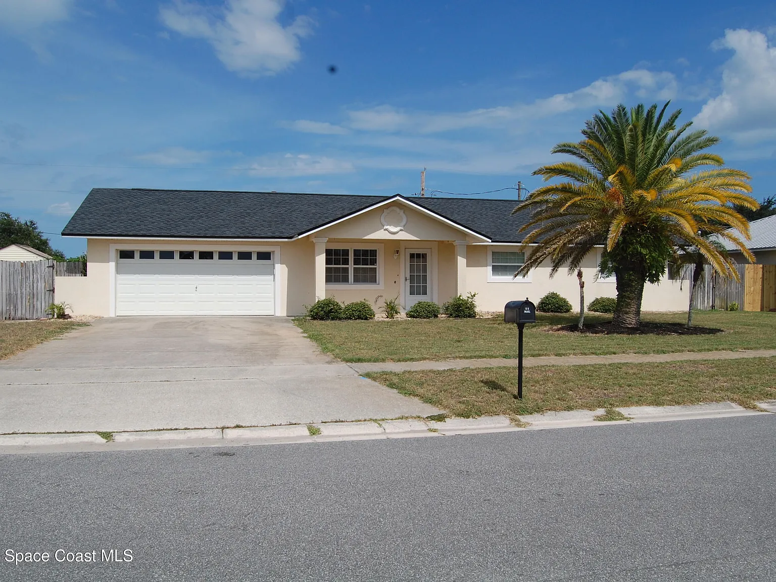 3 bed, 2.0 bath, 1950 sqft, $3,100 — Photo 3