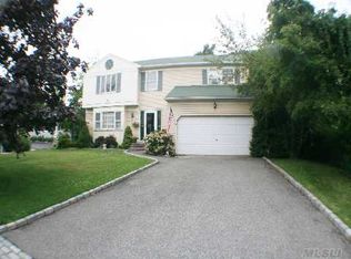 95 Stuyvesant Rd, Oakdale, NY 11769