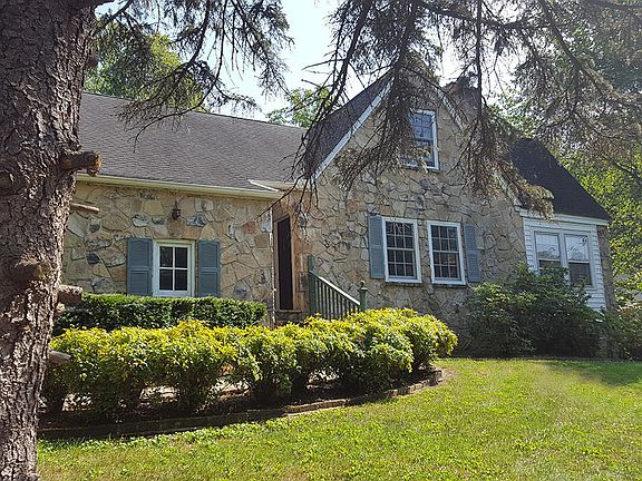 3rd image of 3710 NE Garden Dr
