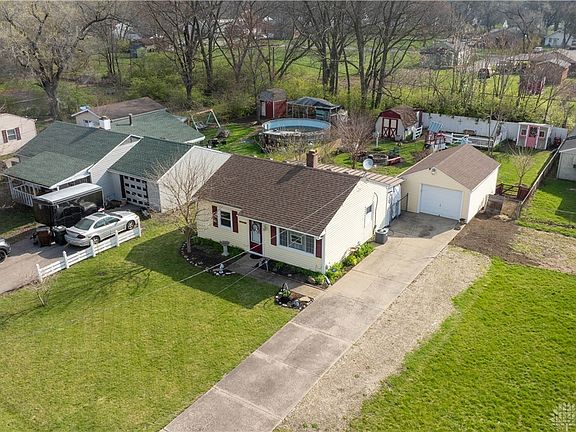 3rd image of 3119 Roslyn Dr