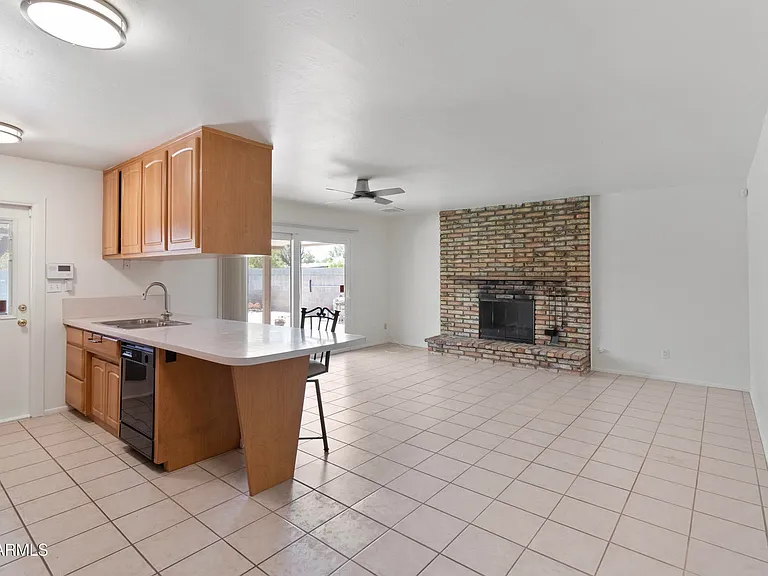 1617 E Alameda Dr — Photo 2