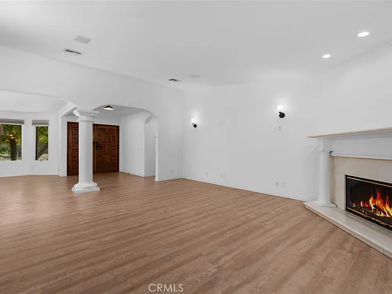 600 Cliff Dr — Photo 4