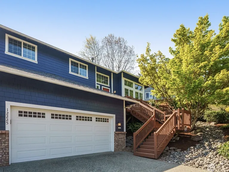 Fully landscaped yard with 2 car garage