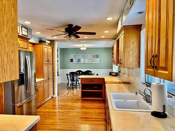 3rd image of 406 Robin Rd