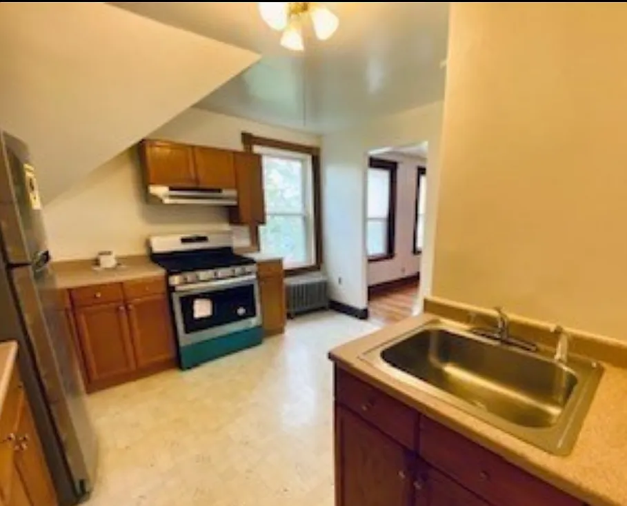 3 bed, 9999 sqft, $3,000 — Photo 1