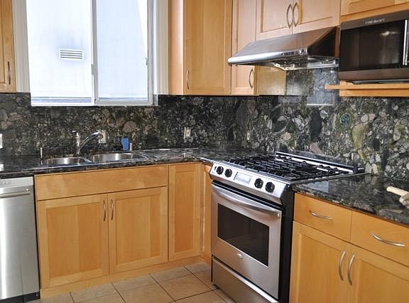 3rd image of 2032 Anza St
