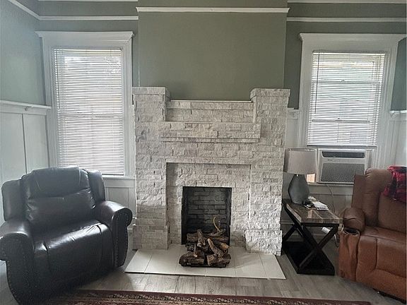 4th image of 909 Gilmore St