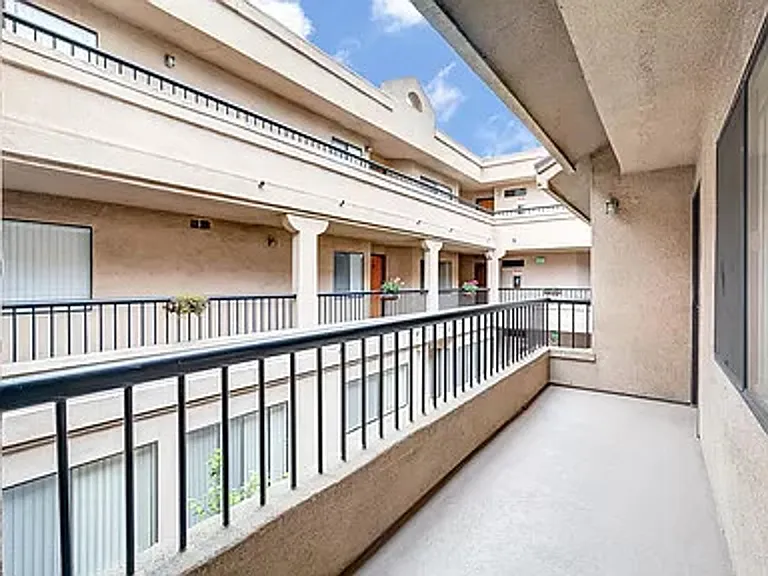 Francis Apartments...Gorgeous Newly Remodeled ...CALL NOW! — Photo 10