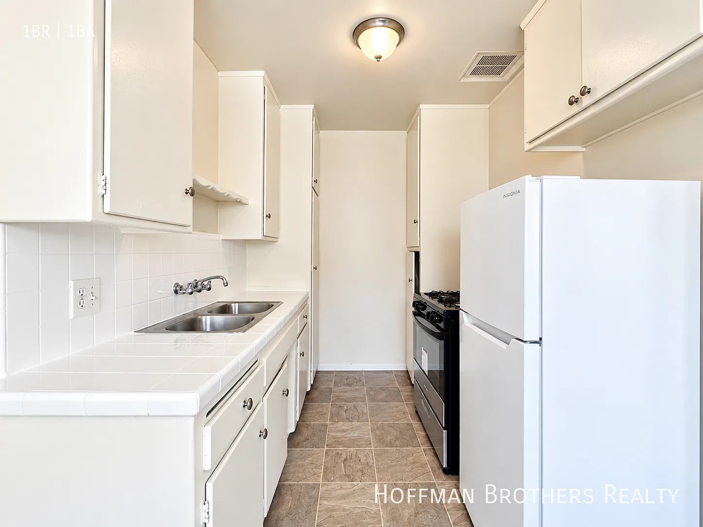 Renovated Upper-Level Apartment with a Fresh, Modern Finish — Photo 2