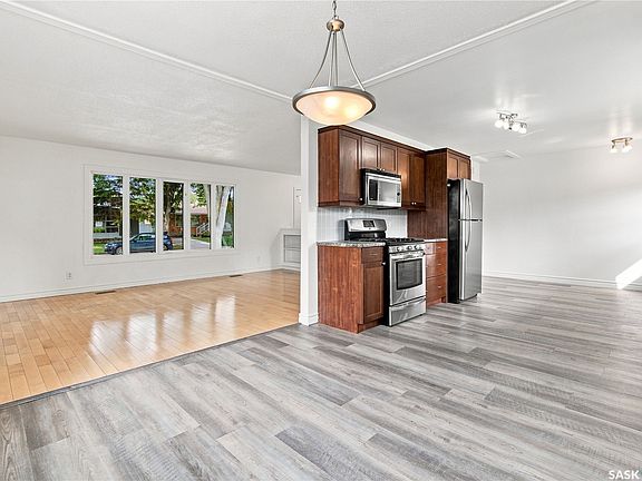 4th image of 4059 Elphinstone Street