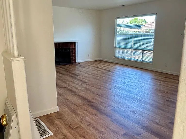 15380 Ruggles St — Photo 2