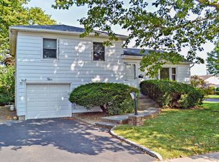 5 Venus Rd, Syosset, NY 11791