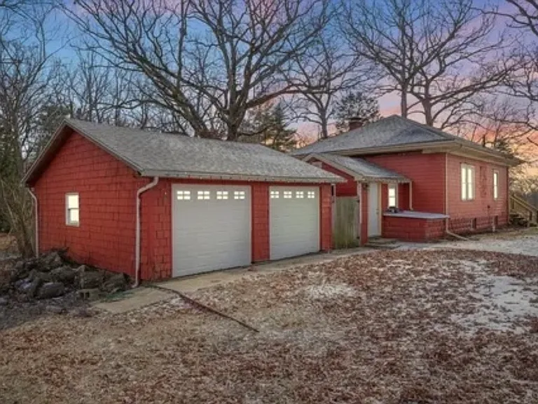 606 W Oak St — Photo 2
