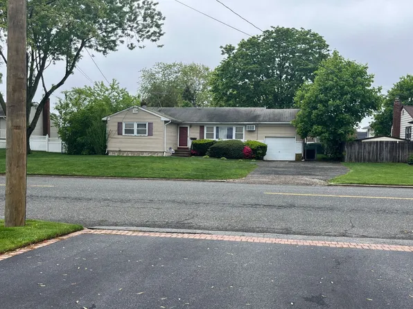 138 W 16th St, Deer Park, NY 11729