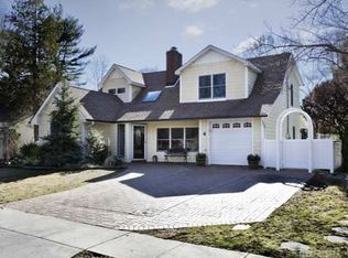 4 Oak Brook Ln, Merrick, NY 11566