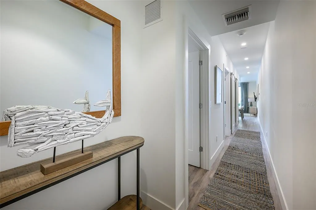 2 bed, 2.0 bath, 958 sqft, $4,500 — Photo 3