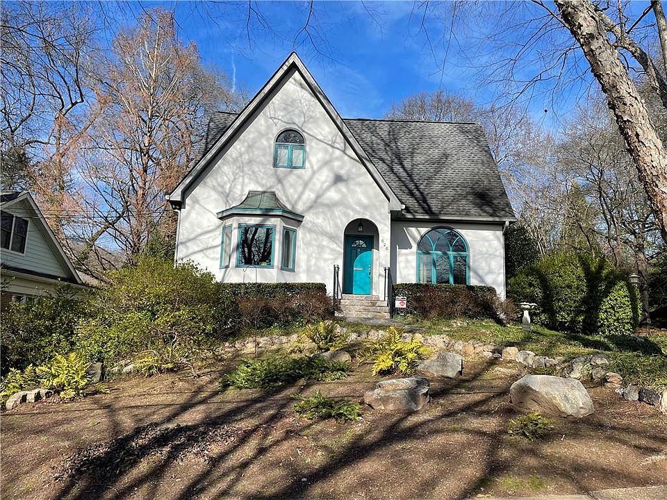 2nd image of 826 Virginia Cir NE