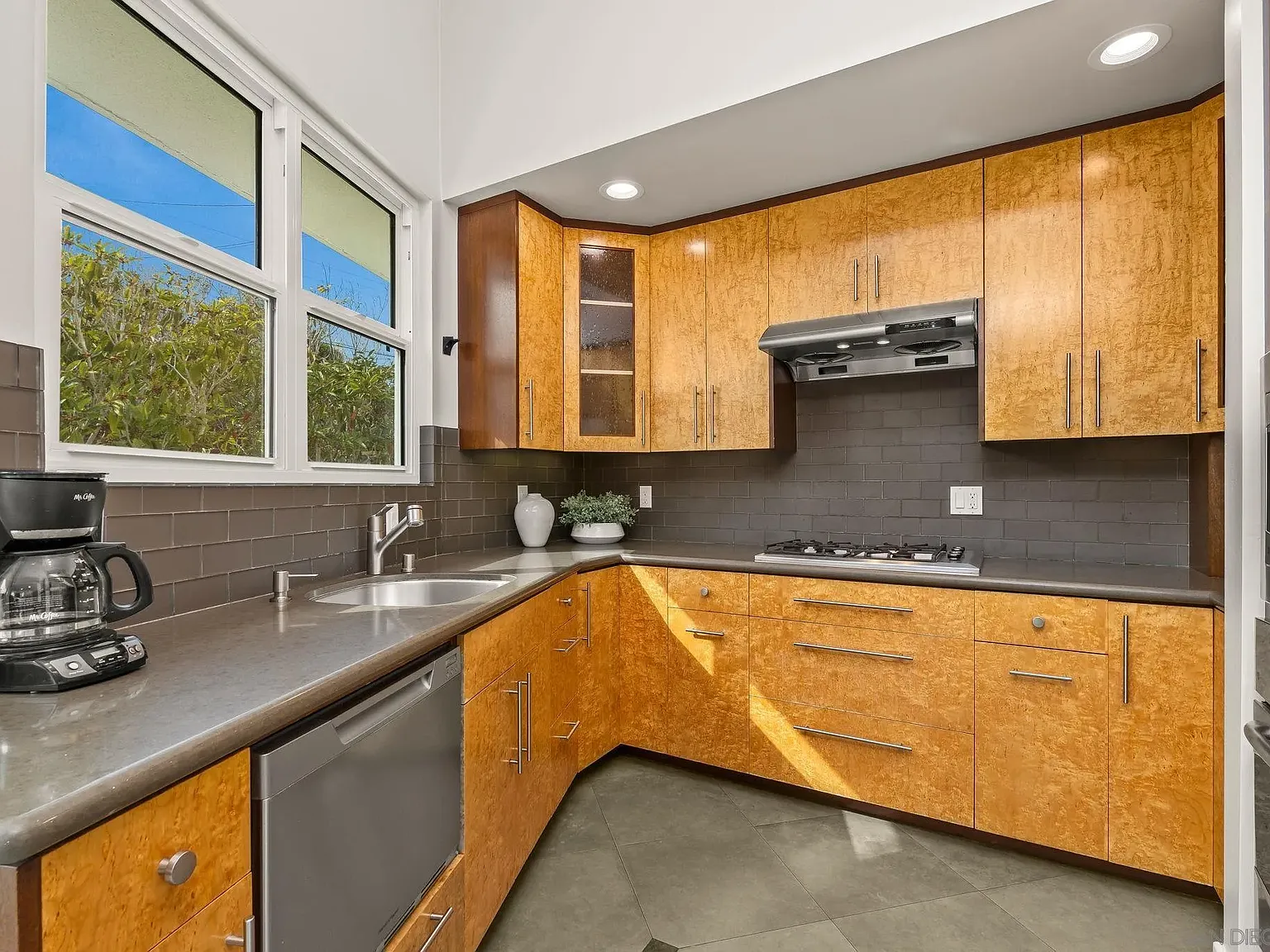 4 bed, 3.0 bath, 2342 sqft, $17,500 — Photo 4