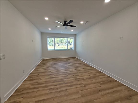 4th image of 1091 N Davis St