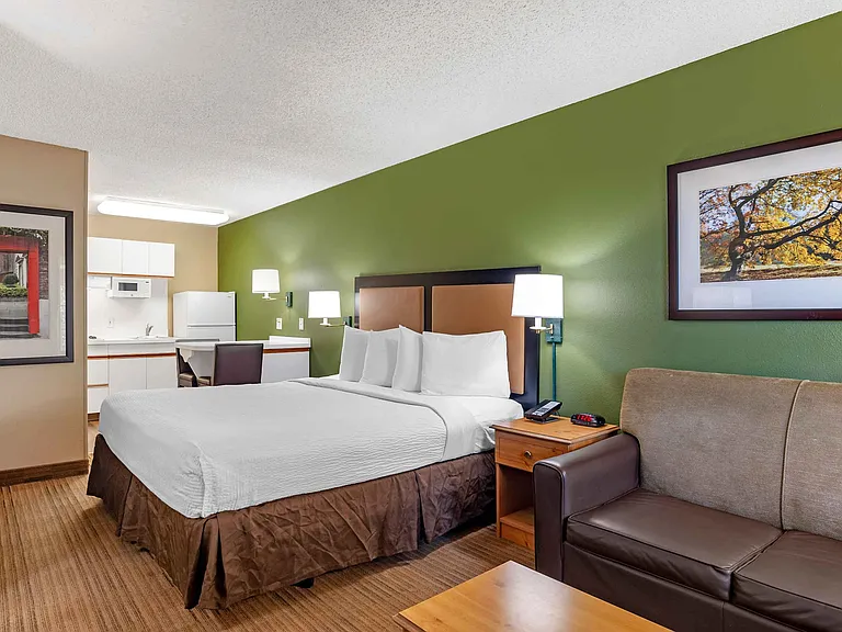 Deluxe Studio - 1 King Bed