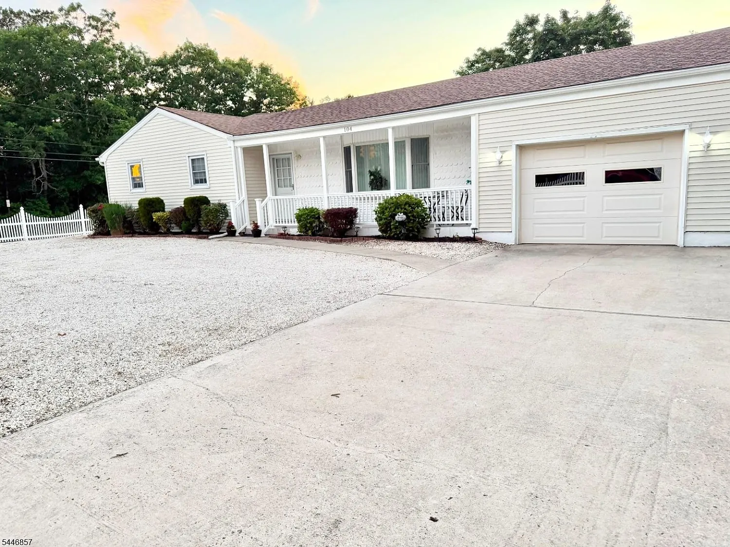 4 bed, 1.5 bath, $3,000 — Photo 1