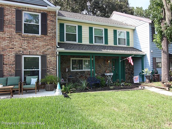 3rd image of 912 Coachlight Ln