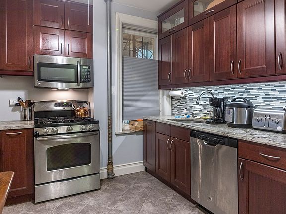 3rd image of 637 41st St APT 1B