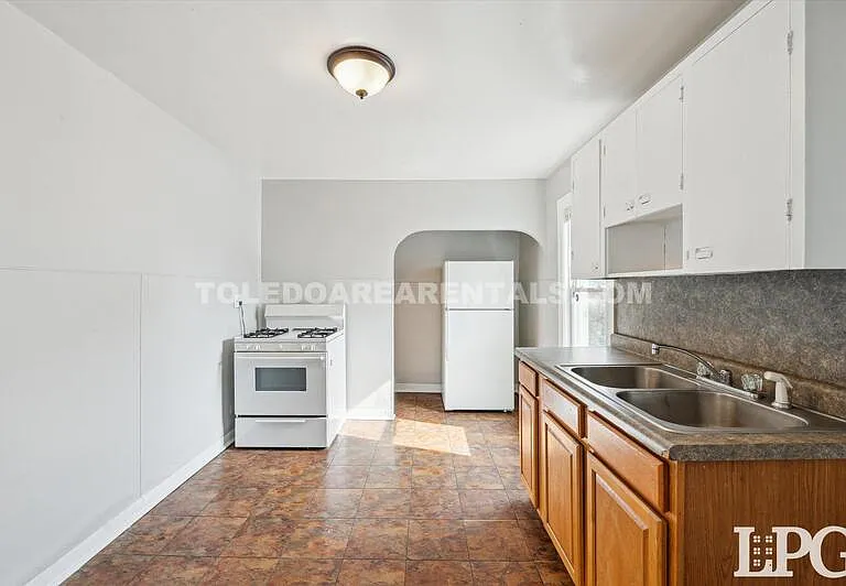 340 E Lake St — Photo 6