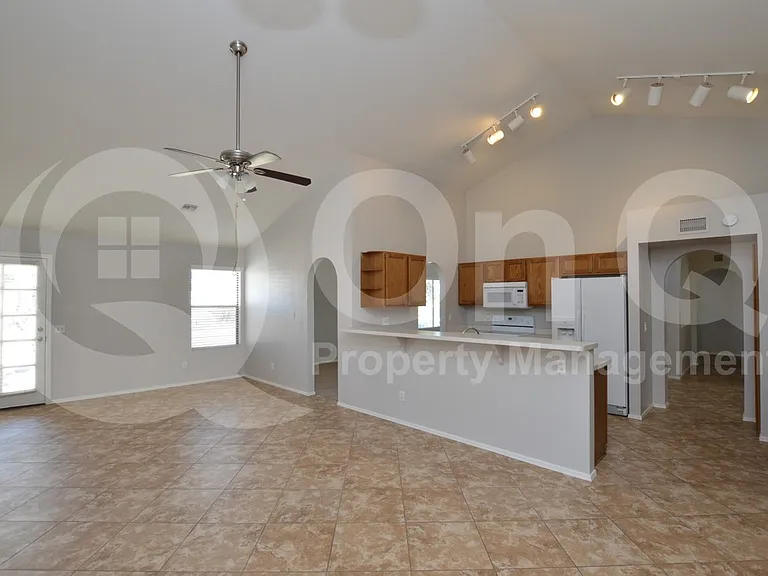 2808 E Nora St — Photo 3