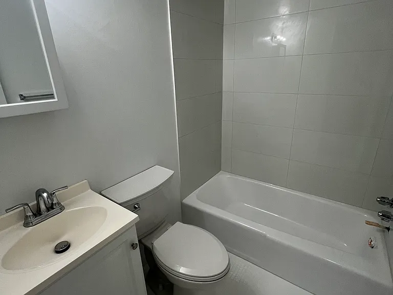 2025 N Lincoln St #102 — Photo 9