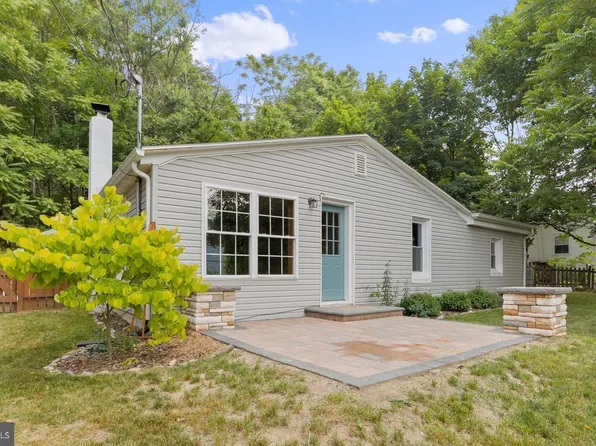 68 Juniper Ave, Berkeley Springs, WV 25411