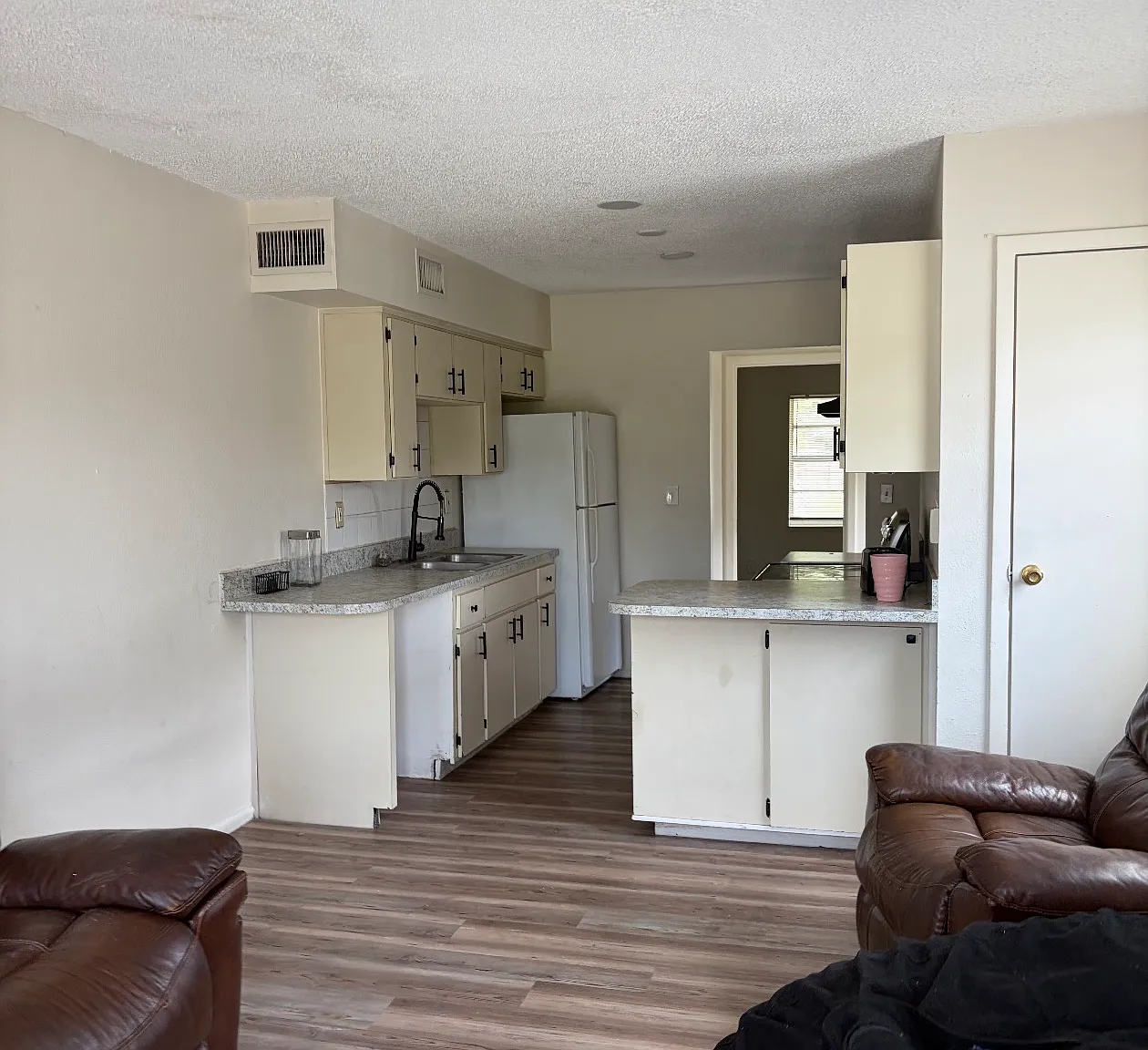 3 bed, 900 sqft, $1,600 — Photo 2