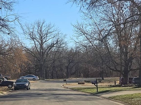 4th image of 1201 E Brookside Ln