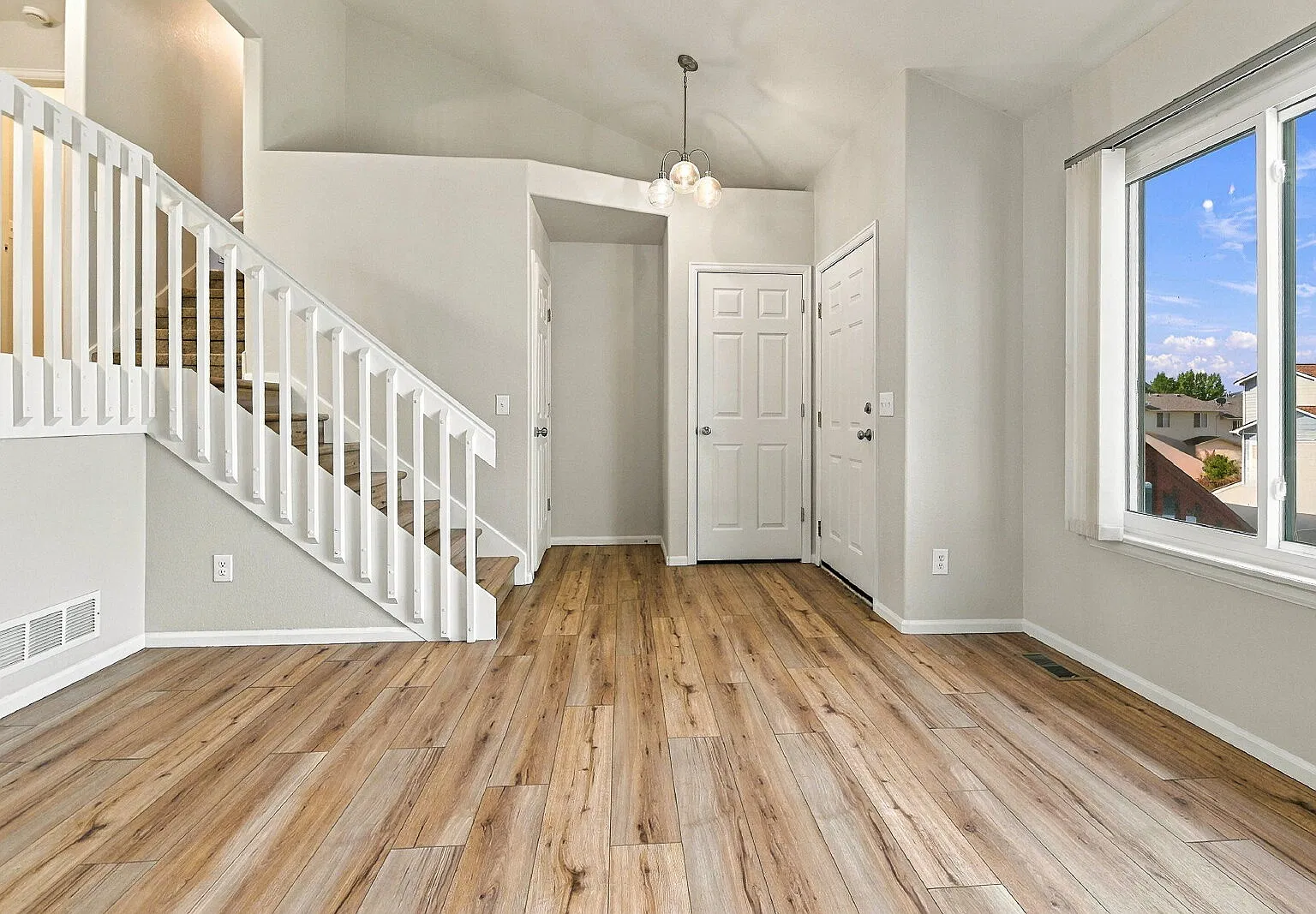 3 bed, 2.0 bath, 1420 sqft, $2,655 — Photo 3
