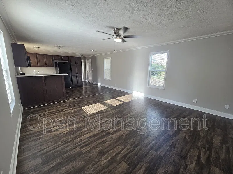 3 bed, 2.0 bath, 1152 sqft, $1,299 — Photo 3
