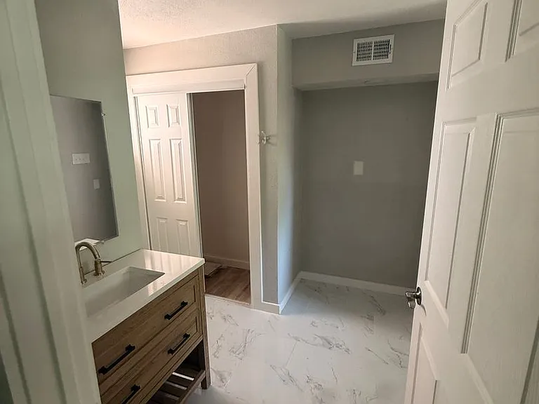 1120 Misty Glen Ln — Photo 9