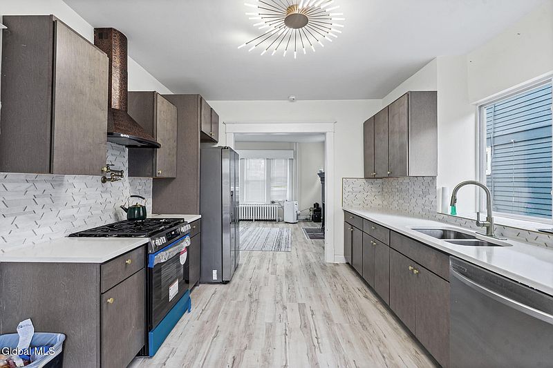 3rd image of 22 Fairlawn Avenue