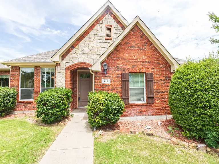 611 Table Rock Dr — Photo 2