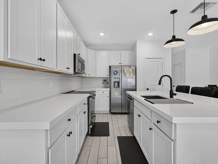608 NE Waters Edge Ln — Photo 9