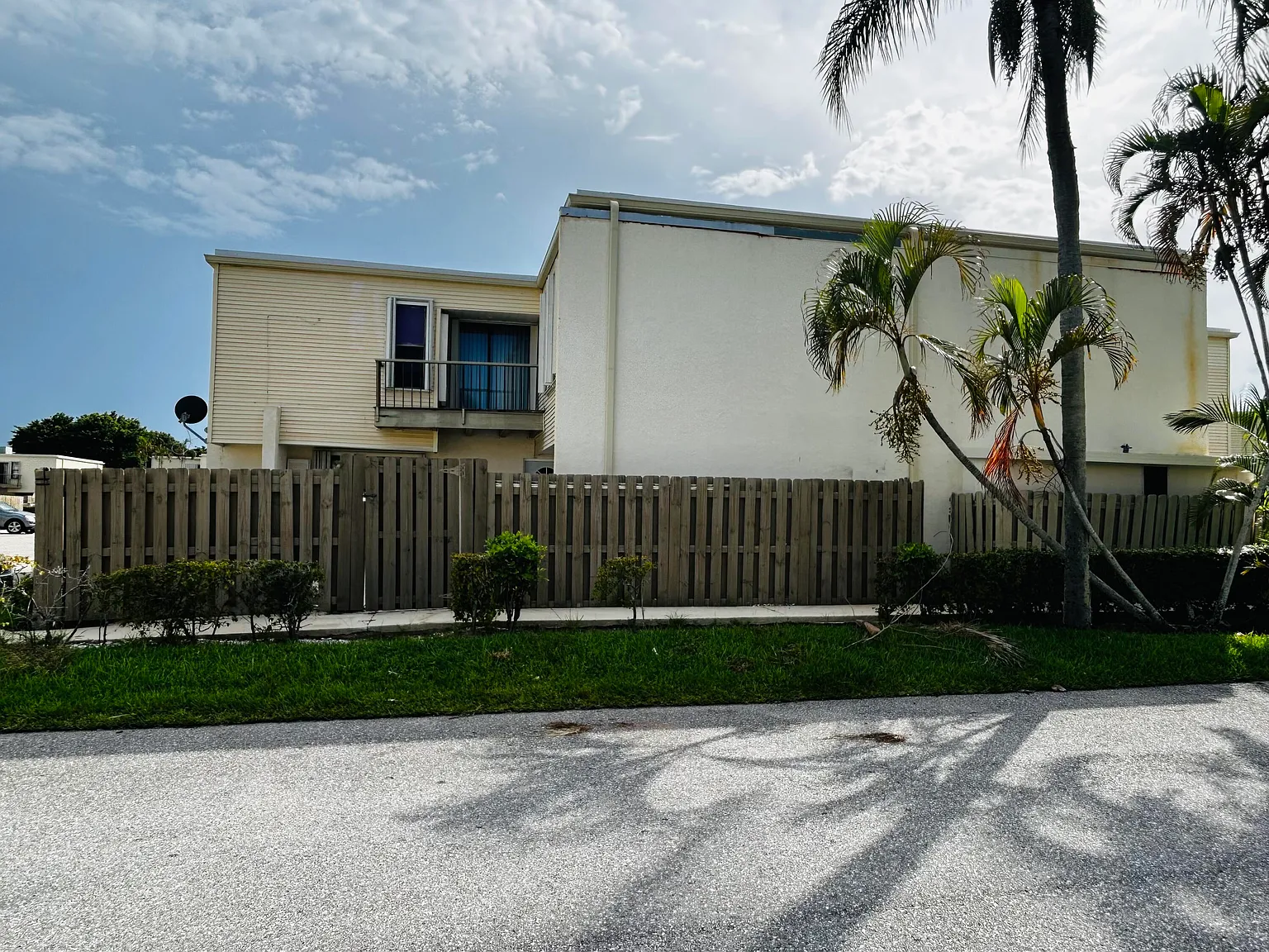 2 bed, 2.5 bath, 1577 sqft, $2,400 — Photo 2