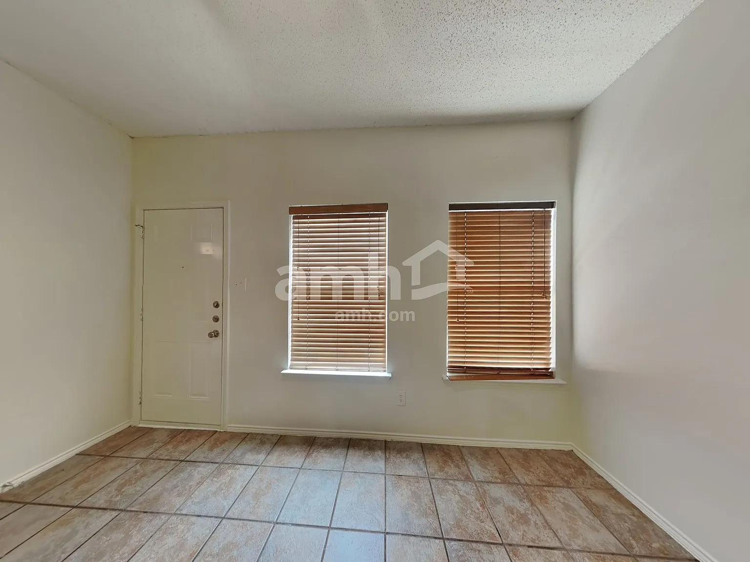 4 bed, 2.0 bath, 2293 sqft, $2,320 — Photo 4