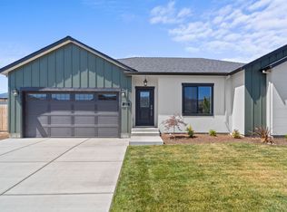 227 Saint Ives Dr, Talent, OR 97540