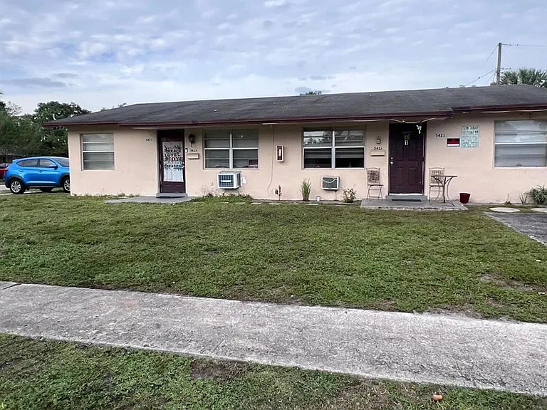 5421-5425 NW 15th Ct #5425 — Photo 1