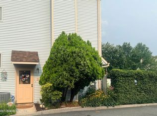 15 Phyllis Ct, Staten Island, NY 10309